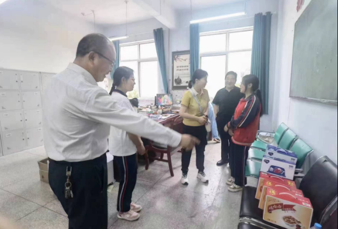 http://www.dulats.com结对帮扶爱心水协—会员单位看望学生