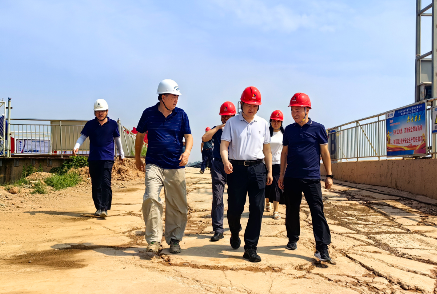 张小雁赴株洲航电开展项目建设攻坚调研和“夏送清凉”慰问活动